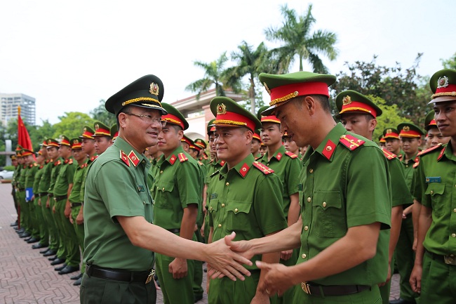 Đồng chí Thiếu tướng Phạm Thế Tùng - Giám đốc Công an tỉnh bắt tay động viên các vận động viên trong đội tuyển