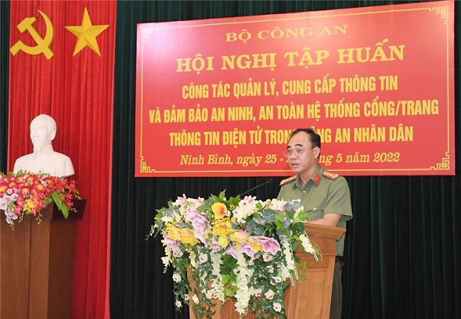 Đại tá Trần Hồng Phú, Phó Giám đốc Công an tỉnh Ninh Bình phát biểu tại Lễ khai giảng
