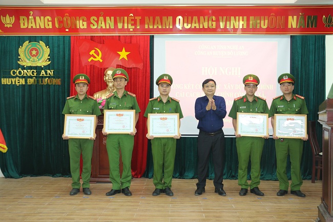 Trao tặng Giấy khen của UBND huyện Đô Lương cho Công an các xã
