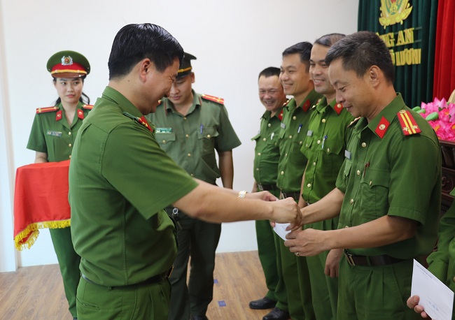 Lãnh đạo Công an huyện Đô Lương trao kinh phí hỗ trợ của Công an huyện cho Công an 21 xã, thị trấn