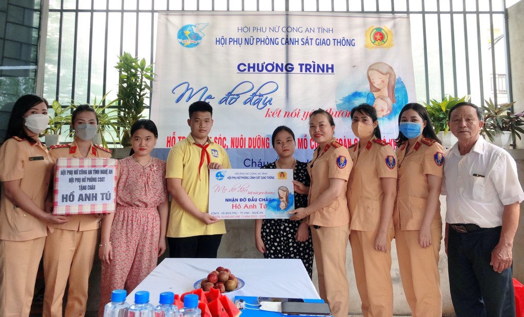 Hội Phụ nữ Phòng CSGT Công an tỉnh Nghệ An trao quà và nhận đỡ đầu em Hồ Anh Tú