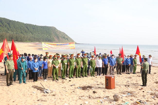 Công đoàn Công an tỉnh tổ chức hoạt động thu gom rác thải tại bãi biển xã Nghi Thiết