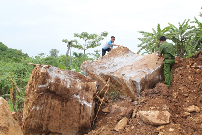 Những khối đá hàng chục tấn được khai thác dang dở tại xã Nghĩa Đức, huyện Nghĩa Đàn