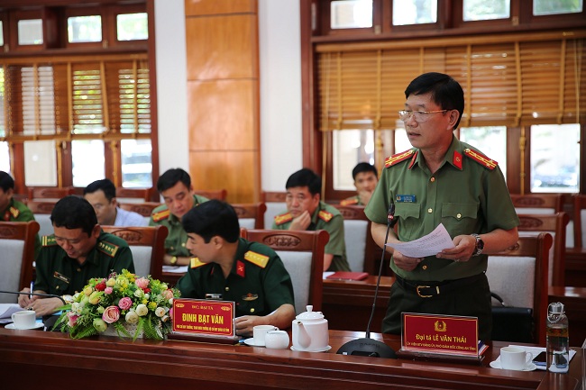 Đồng chí Đại tá Lê Văn Thái - Phó Giám đốc Công an tỉnh phát biểu ý kiến