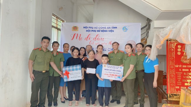 Hội Phụ nữ Bệnh viện Công an tỉnh trao quà cho cháu Phạm Nhật Minh
