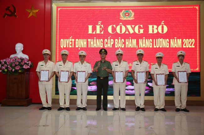 Đồng chí Thiếu tướng Phạm Thế Tùng, Giám đốc Công an tỉnh trao quyết định thăng cấp bậc hàm, nâng bậc lương cho các đồng chí trưởng phòng và trưởng Công an cấp huyện
