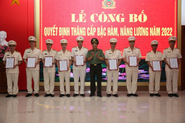 Đồng chí Đại tá Hồ Văn Tứ, Phó Giám đốc Công an tỉnh trao quyết định thăng cấp bậc hàm, nâng bậc lương cho các đồng chí lãnh đạo Công an các đơn vị, địa phương