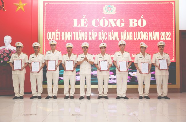 Đồng chí Đại tá Nguyễn Đức Hải, Phó Giám đốc Công an tỉnh trao quyết định thăng cấp bậc hàm, nâng bậc lương cho các đồng chí lãnh đạo Công an các đơn vị, địa phương