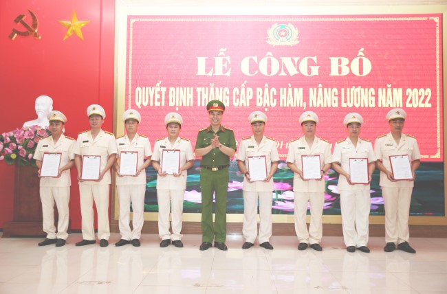Đồng chí Đại tá Cao Minh Huyền, Phó Giám đốc Công an tỉnh trao quyết định thăng cấp bậc hàm, nâng bậc lương cho các đồng chí lãnh đạo Công an các đơn vị, địa phương