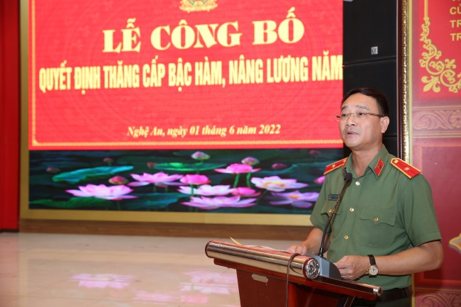 Đồng chí Thiếu tướng Phạm Thế Tùng, Giám đốc Công an tỉnh phát biểu chúc mừng 49 đồng chí là lãnh đạo Công an tỉnh, lãnh đạo Công an các đơn vị, địa phương được thăng cấp bậc hàm, nâng bậc lương năm 2022