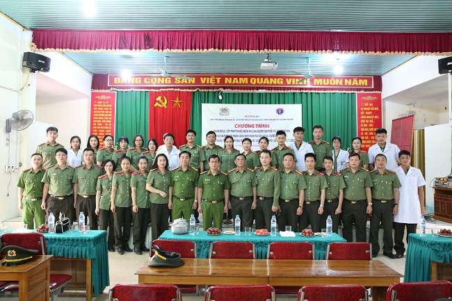 Lực lượng y tế Công an 03 tỉnh Nghệ An, Hưng Yên, Ninh Bình chụp ảnh lưu niệm tại chương trình
