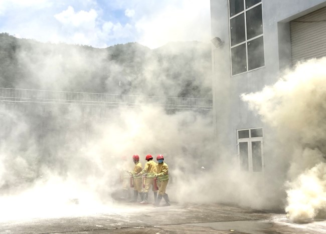 Lực lượng PCCC cơ sở Nhà máy Thủy Điện Nậm Mô dập tắt đám cháy trong một tình huống giả định