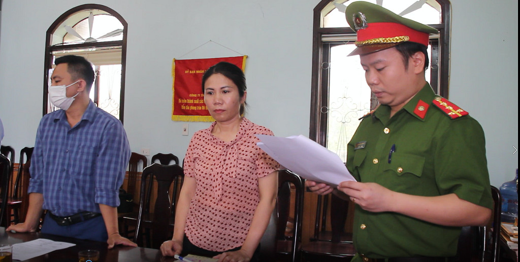 Cơ quan Công an tống đạt các quyết định khởi tố bị can Trần Hữu Đạt và Bùi Thị Lường