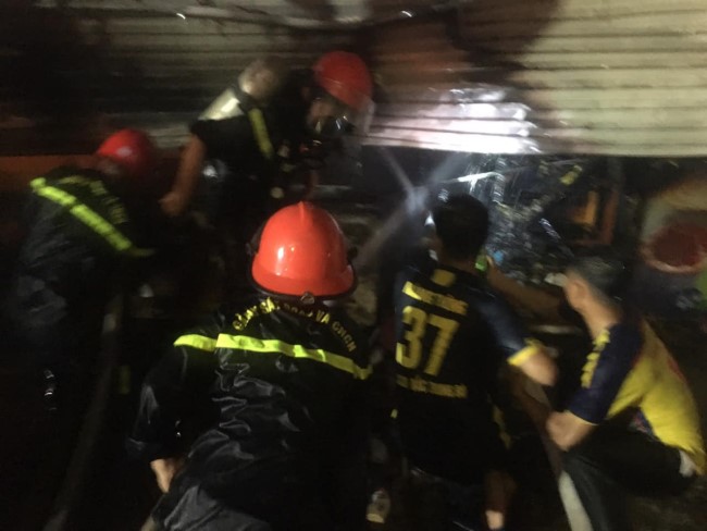 Lực lượng Cảnh sát chữa cháy cửa hàng tạp hóa tại số 65 đường Hồ Tùng Mậu, thành phố Vinh vào đêm 30/5/2022 vừa qua)