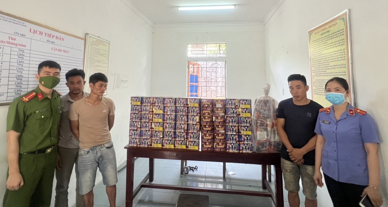 Các đối tượng và tang vật bị Công an huyện Nghi Lộc bắt giữ