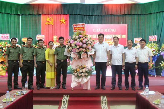 Đồng chí Đại tá Lê Văn Thái - Phó Giám đốc Công an tỉnh tặng hoa chúc mừng Báo Nghệ An