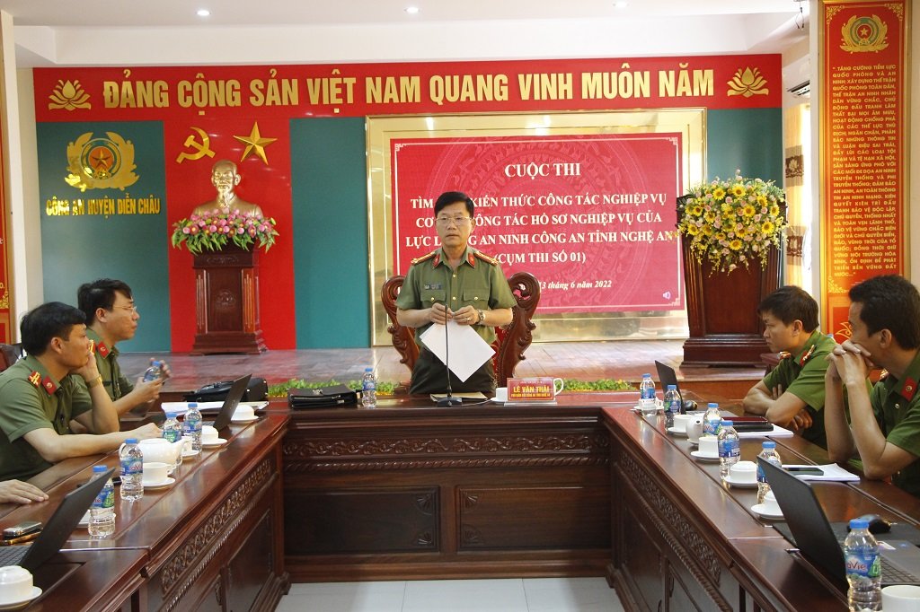 Đồng chí Đại tá Lê Văn Thái, Phó Giám đốc Công an tỉnh phát biểu chỉ đạo tại các cụm thi