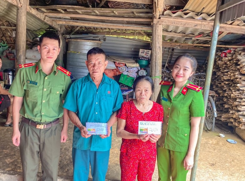 Công an xã Thanh Long, huyện Thanh Chương trao số tiền ủng hộ của tập thể Công an xã Thanh Long và các nhà hảo tâm cho gia đình đồng chí Cảnh