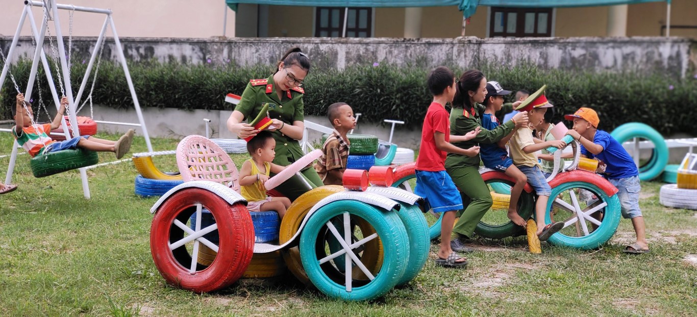 Xây dựng khu vui chơi cho trẻ em nghèo vùng cao