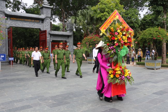 Đoàn dâng hoa tưởng niệm Bác Hồ tại Quảng trường Hồ Chí Minh