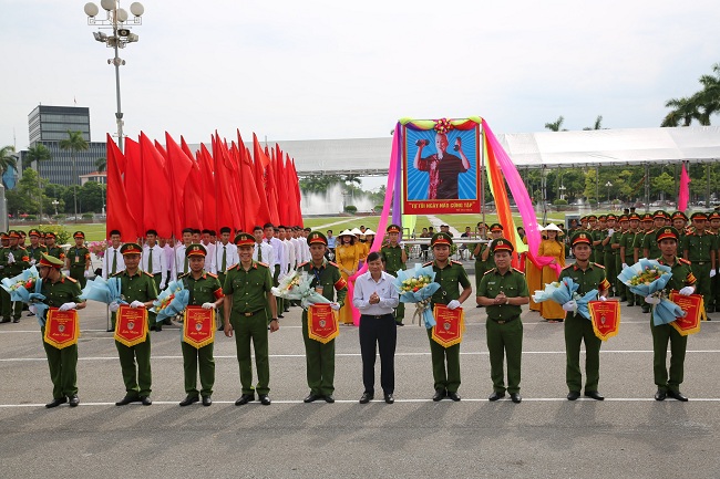 Đại diện ban tổ chức trao cờ và hoa lưu niệm cho các đoàn về tham dự