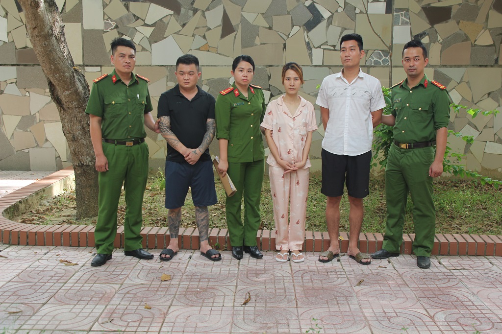 Từ trái qua phải, 03 đối tượng Phạm Như Quý, Nguyễn Thị Thúy và Bùi Hạnh Nguyên