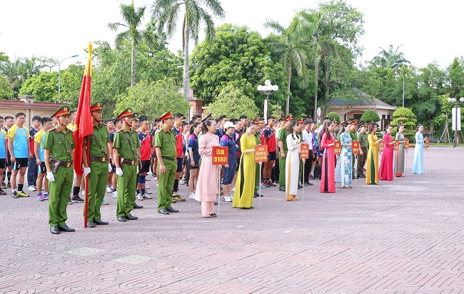 Đông đảo CBCS và vận động viên tham dự buổi lễ khai mạc