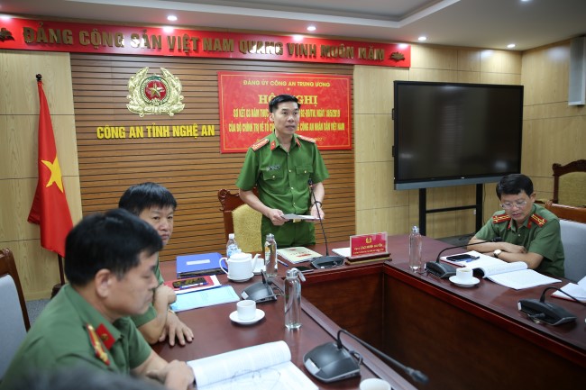 Đồng chí Đại tá Cao Minh Huyền, Phó Giám đốc Công an tỉnh phát biểu tham luận tại Hội nghị