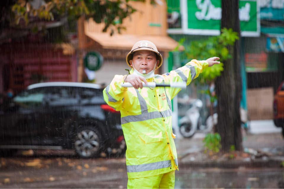 Đội mưa điều tiết giao thông phục vụ kì thi