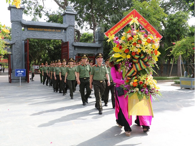Đoàn đến dâng hoa, dâng hương tại Khu di tích Kim Liên, huyện Nam Đàn