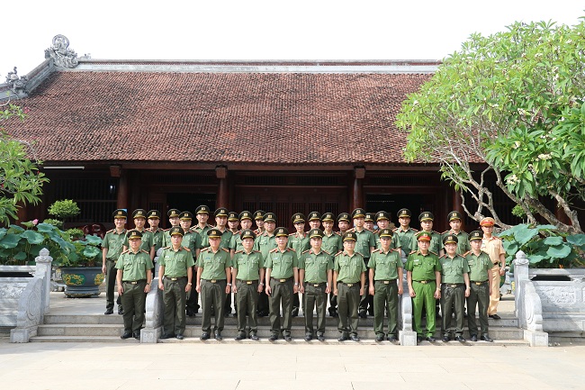 Đoàn chụp ảnh lưu niệm tại Khu di tích Kim Liên, huyện Nam Đàn