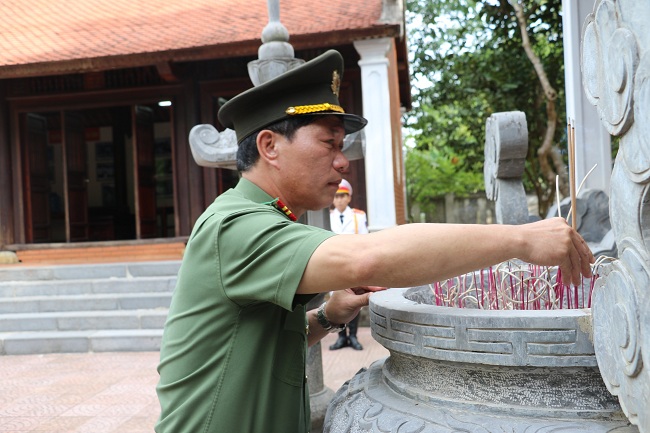 Đồng chí Đại tá Lê Văn Thái, Phó Giám đốc Công an tỉnh dâng hương bày tỏ lòng biết ơn trước công lao to lớn của Bộ trưởng Trần Quốc Hoàn