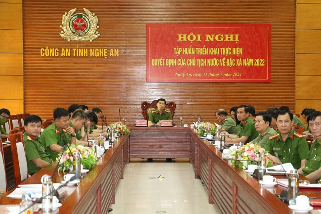 Đồng chí Đại tá Cao Minh Huyền, Phó Giám đốc Công an tỉnh chủ trì tại điểm cầu Nghệ An