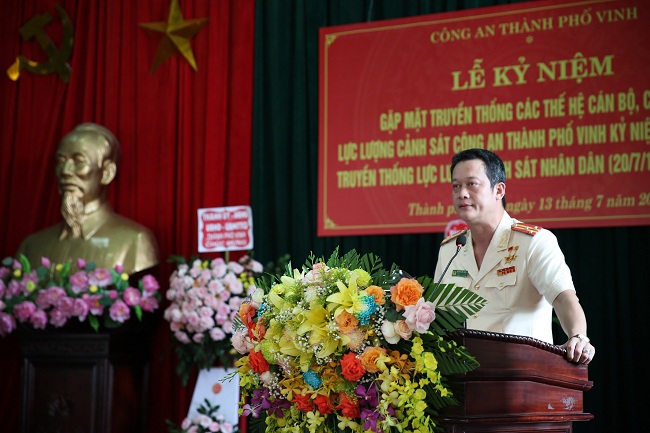 Đồng chí Thượng tá Nguyễn Đức Cường, Trưởng Công an thành phố Vinh trình bày diễn văn Lễ kỷ niệm