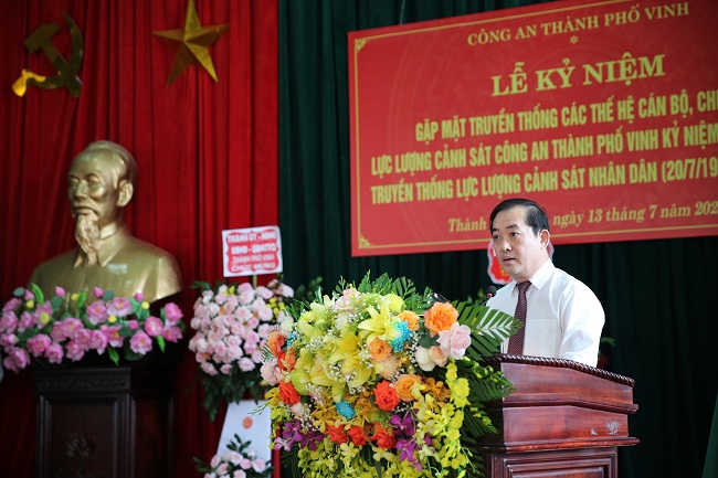 Đồng chí Nguyễn Văn Lư, Phó Bí thư Thường trực thành ủy Vinh phát biểu chúc mừng lực lượng Cảnh sát nhân dân Công an thành phố