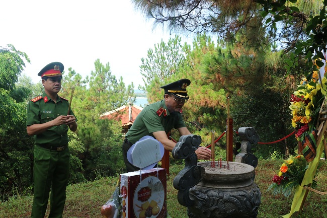 Đồng chí Thiếu tướng Phạm Thế Tùng, Giám đốc Công an tỉnh Nghệ An dâng hương trước Lăng mộ Đại tướng Võ Nguyên Giáp