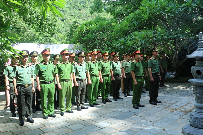 Đoàn đến dâng hương tại Đền thờ các Anh hùng Liệt sĩ đường 20, Quyết thắng tại tỉnh Quảng Bình