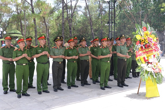 Đoàn đã đến dâng hoa, dâng hương tại Nghĩa trang Quốc gia Trường Sơn, tỉnh Quảng Trị