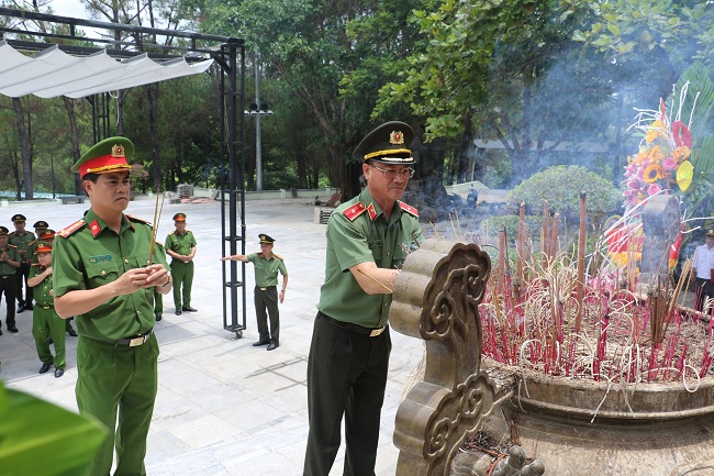 Đồng chí Thiếu tướng Phạm Thế Tùng, Giám đốc Công an tỉnh dâng hương tại Nghĩa trang Quốc gia Trường Sơn, tỉnh Quảng Trị