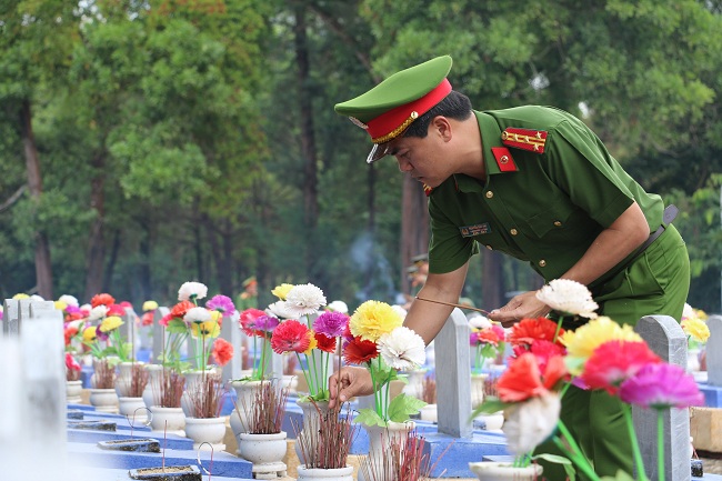Đồng chí Đại tá Nguyễn Đức Hải, Phó Giám đốc Công an tỉnh dâng hương tại các phần mộ Anh hùng Liệt sỹ