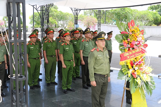 Đoàn đến dâng hoa tại Nghĩa trang Quốc gia Đường 9, tỉnh Quảng Trị