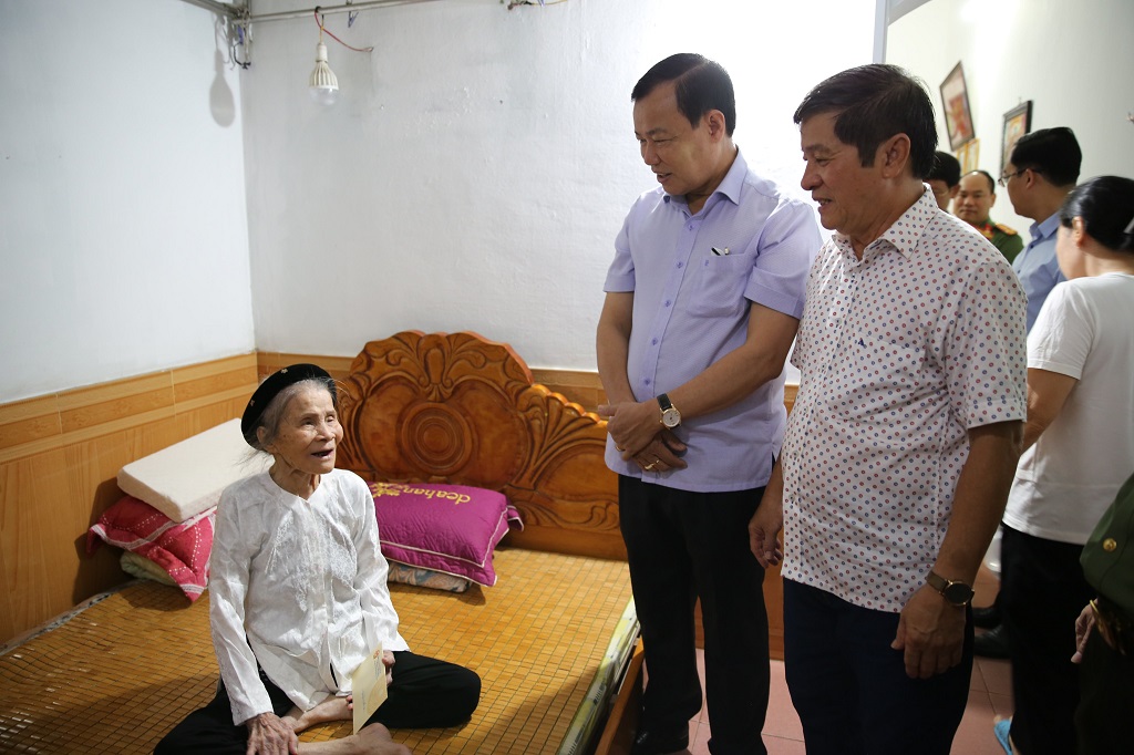 .  Đồng chí Lê Tấn Tới ân cần thăm hỏi, tặng quà, gửi lời chúc tốt đẹp nhất thân nhân mẹ Nguyễn Thị Thìn