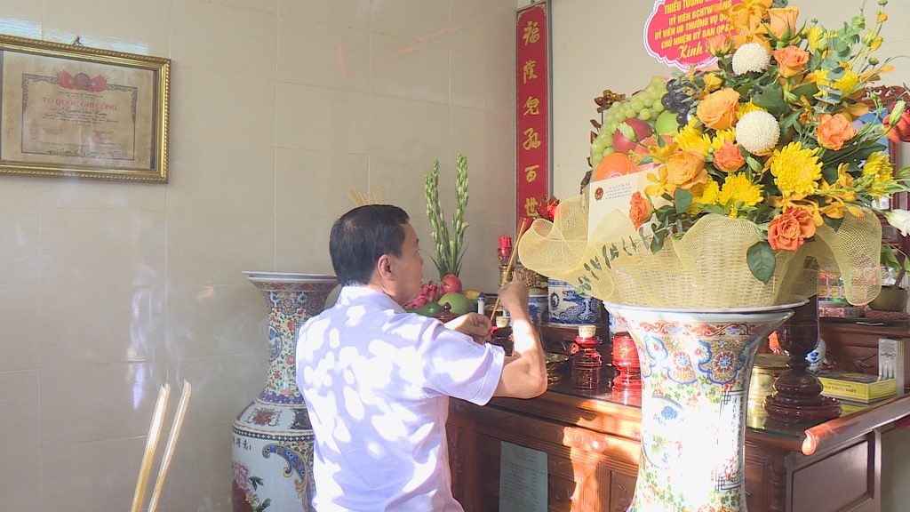 Đồng chí Lê Tấn Tới dâng hoa, dâng hương tri ân, tưởng nhớ Liệt sỹ Nguyễn Quốc Hùng