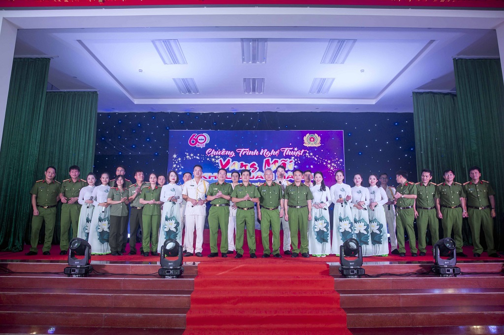 Đồng chí Đại tá Nguyễn Đức Hải - Phó Giám đốc, Thủ trưởng Cơ quan CSĐT Công an tỉnh tặng hoa, chụp ảnh lưu niệm với Ban tổ chức và các đại biểu tham dự chương trình