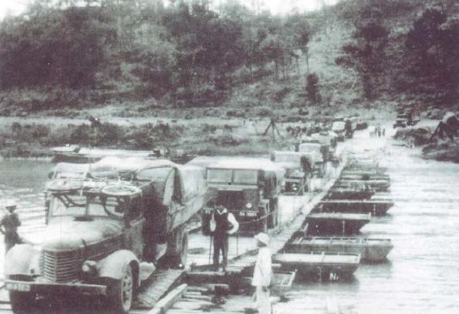Lực lượng Cảnh sát giao thông Công an Nghệ An hướng dẫn ô tô chở hàng hoá và vũ khí vào chiến trường miền Nam qua cầu Cấm, Nghi Lộc, năm 1965 (ảnh Tư liệu)
