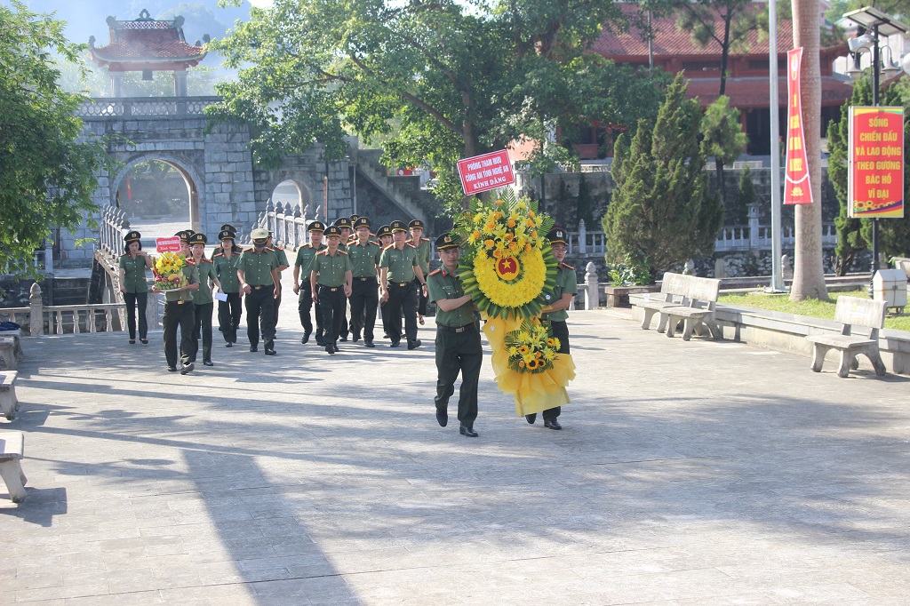 Đồng chí Thượng tá Trần Ngọc Tuấn, Phó Giám đốc Công an tỉnh cùng Đoàn đại biểu Phòng Tham mưu tiến vào dâng hoa, dâng hương tại Nghĩa trang liệt sĩ quốc tế Việt - Lào