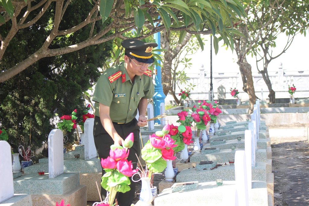 Đồng chí Thượng tá Trần Ngọc Tuấn, Phó Giám đốc Công an tỉnh dâng hương lên các phần mộ liệt sĩ
