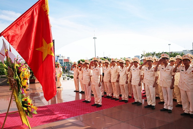 Đoàn đại biểu Công an Nghệ An thành kính tưởng nhớ Chủ tịch Hồ Chí Minh tại quảng trường mang tên Người