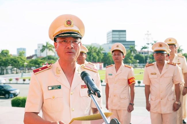 Đồng chí Thiếu tướng Phạm Thế Tùng, Ủy viên BTV Tỉnh ủy, Giám đốc Công an tỉnh báo công lên anh linh Chủ tịch Hồ Chí Minh