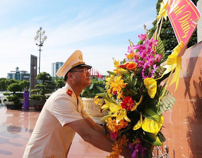 Đồng chí Thiếu tướng Phạm Thế Tùng, Ủy viên BTV Tỉnh ủy, Giám đốc Công an tỉnh dâng lẵng hoa tươi thắm lên tượng đài Chủ tịch Hồ Chí Minh
